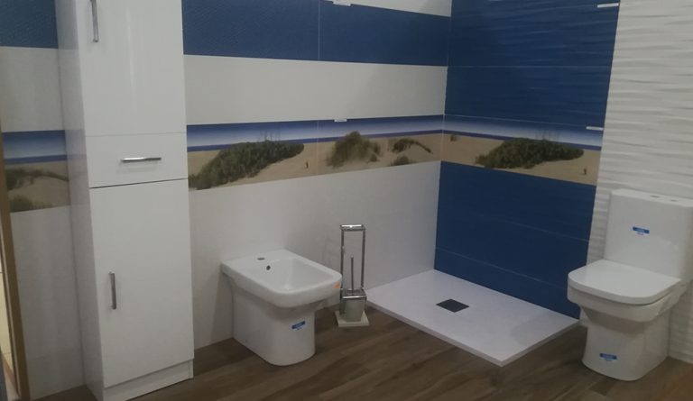 Foto de cuarto de baño con losas de fotos de playa