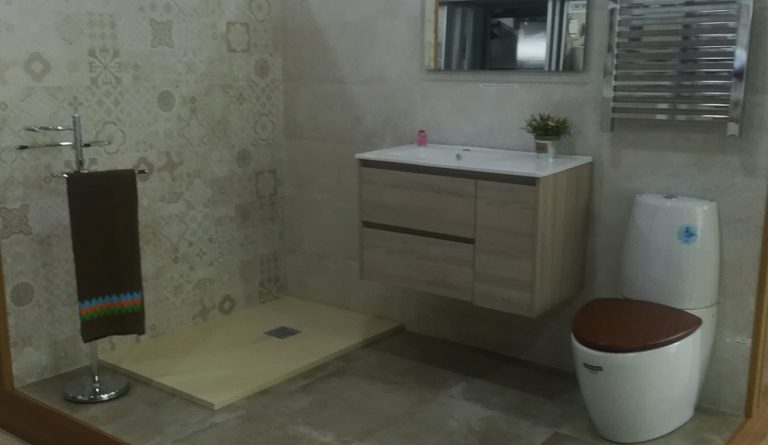 Foto de cuarto de baño con losas verdaceas