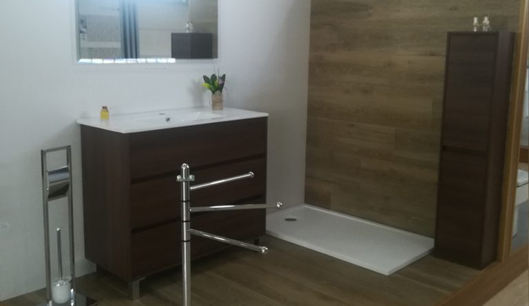 Foto de cuarto de baño con acabado de madera