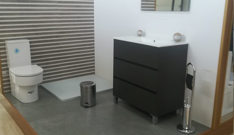 Foto de cuarto de baño con losas a rayas y decorado de pared blanca