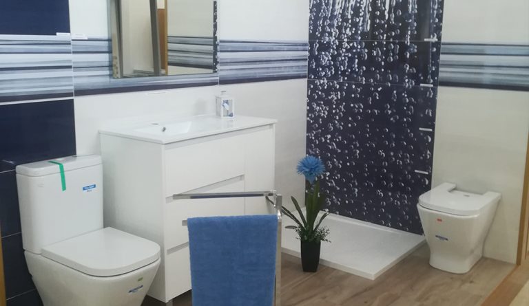 Foto de cuarto de baño con losas de dibujo de agua sobre fondo morado
