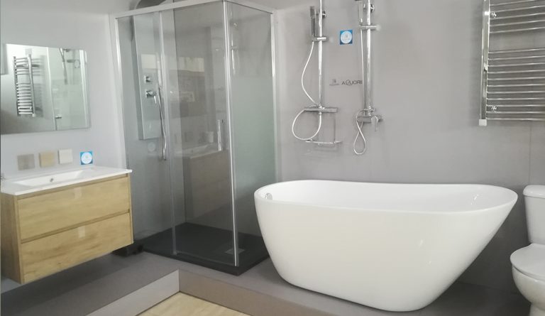 Foto de cuarto de baño de pared gris y muebles claros
